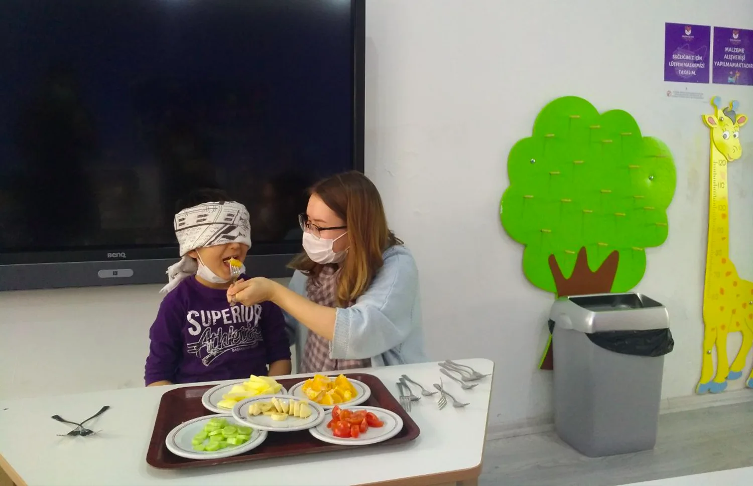 Small student tries food blindfolded